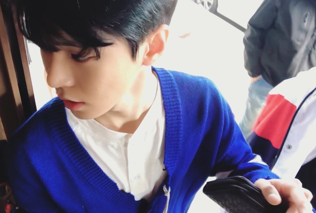 핑크 가방 + 파란 가디건 + 토끼 인간 = .......... | 인스티즈