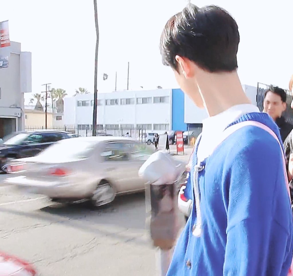 핑크 가방 + 파란 가디건 + 토끼 인간 = .......... | 인스티즈