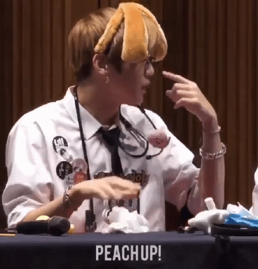 강다니엘 댕댕이 머리띠 낄때보면 가끔 자기 귀가 아닐까 생각이 들때가 있어(심각) | 인스티즈