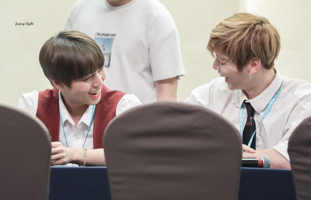 ㄱ 투샷이 예쁘면 사귀라는 명언이 있어 | 인스티즈