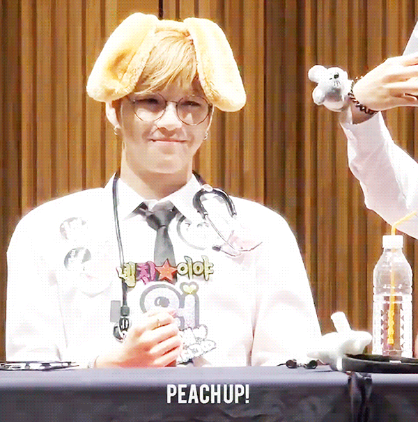 강다니엘 댕댕이 머리띠 낄때보면 가끔 자기 귀가 아닐까 생각이 들때가 있어(심각) | 인스티즈