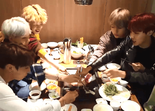 잘 나간다는 아이돌이라면서 먹는거 앞에 장사 없다 | 인스티즈