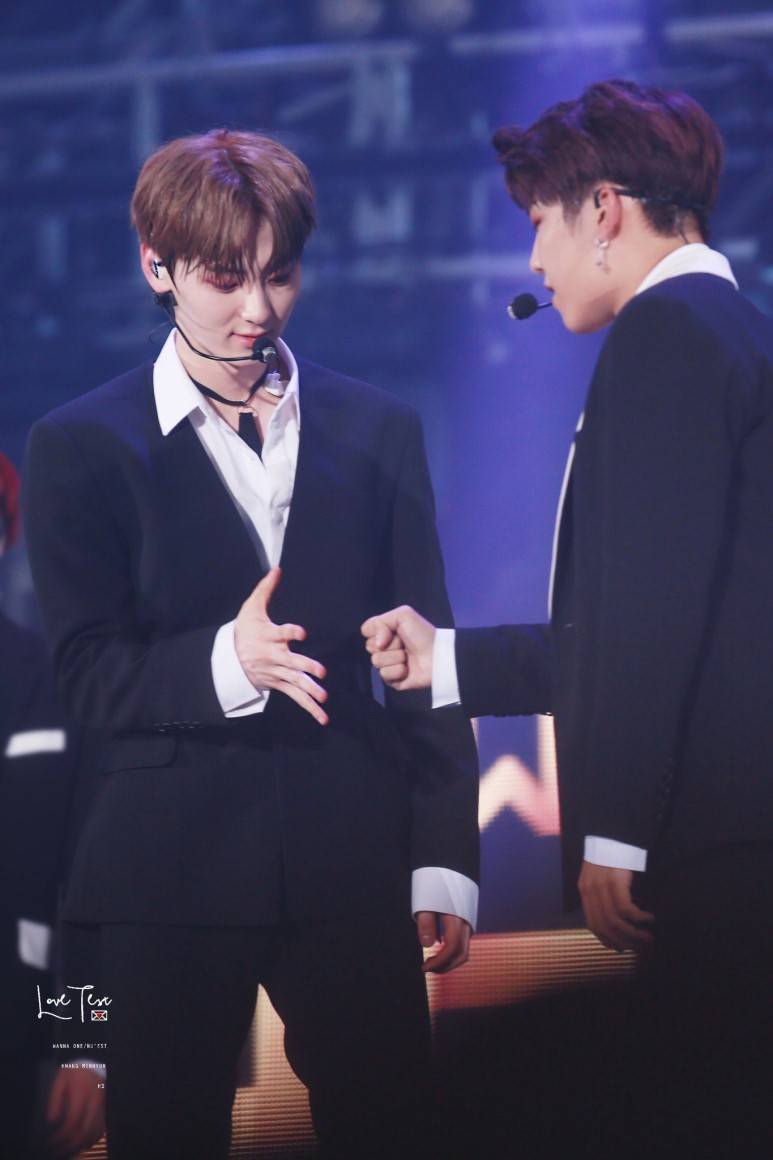 황미년 겁나 잘생김 그냥 황민현 치면 자동으로 잘생겻다 따라나와야 하는 거 아닙니까 | 인스티즈