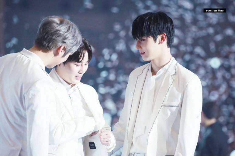 황미년 겁나 잘생김 그냥 황민현 치면 자동으로 잘생겻다 따라나와야 하는 거 아닙니까 | 인스티즈