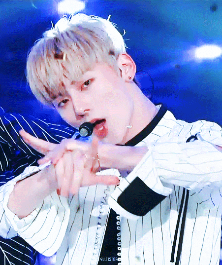 황미년 겁나 잘생김 그냥 황민현 치면 자동으로 잘생겻다 따라나와야 하는 거 아닙니까 | 인스티즈