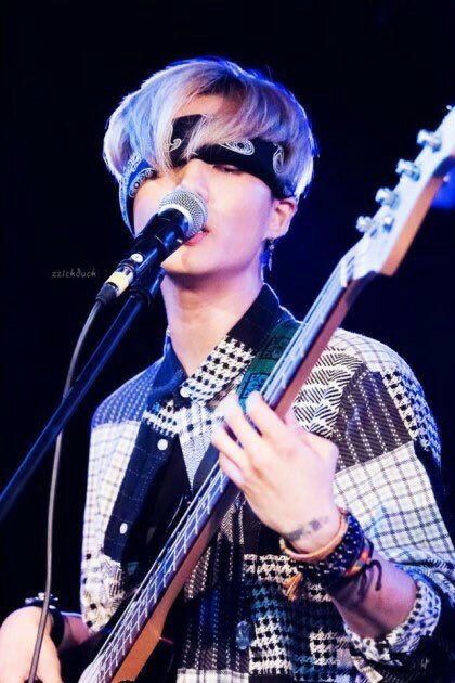 새벽이니까 반다나로 자기 눈 가리고 베이스 치는 섹시한 남자 보고 가기... | 인스티즈