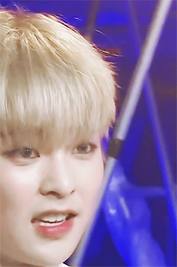 너희가 7개월간 속세를 떠나 살아야 하는데 다음의 시우민 짤 중 두개만은 매일 아침 저녁으로 보게해줌 그럼 너희 뭐 고를래 | 인스티즈