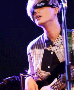 새벽이니까 반다나로 자기 눈 가리고 베이스 치는 섹시한 남자 보고 가기... | 인스티즈