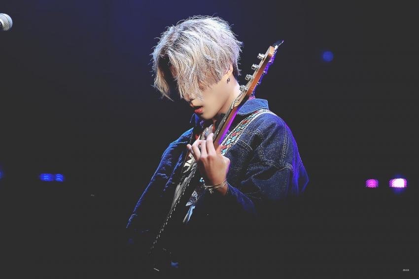 새벽이니까 반다나로 자기 눈 가리고 베이스 치는 섹시한 남자 보고 가기... | 인스티즈