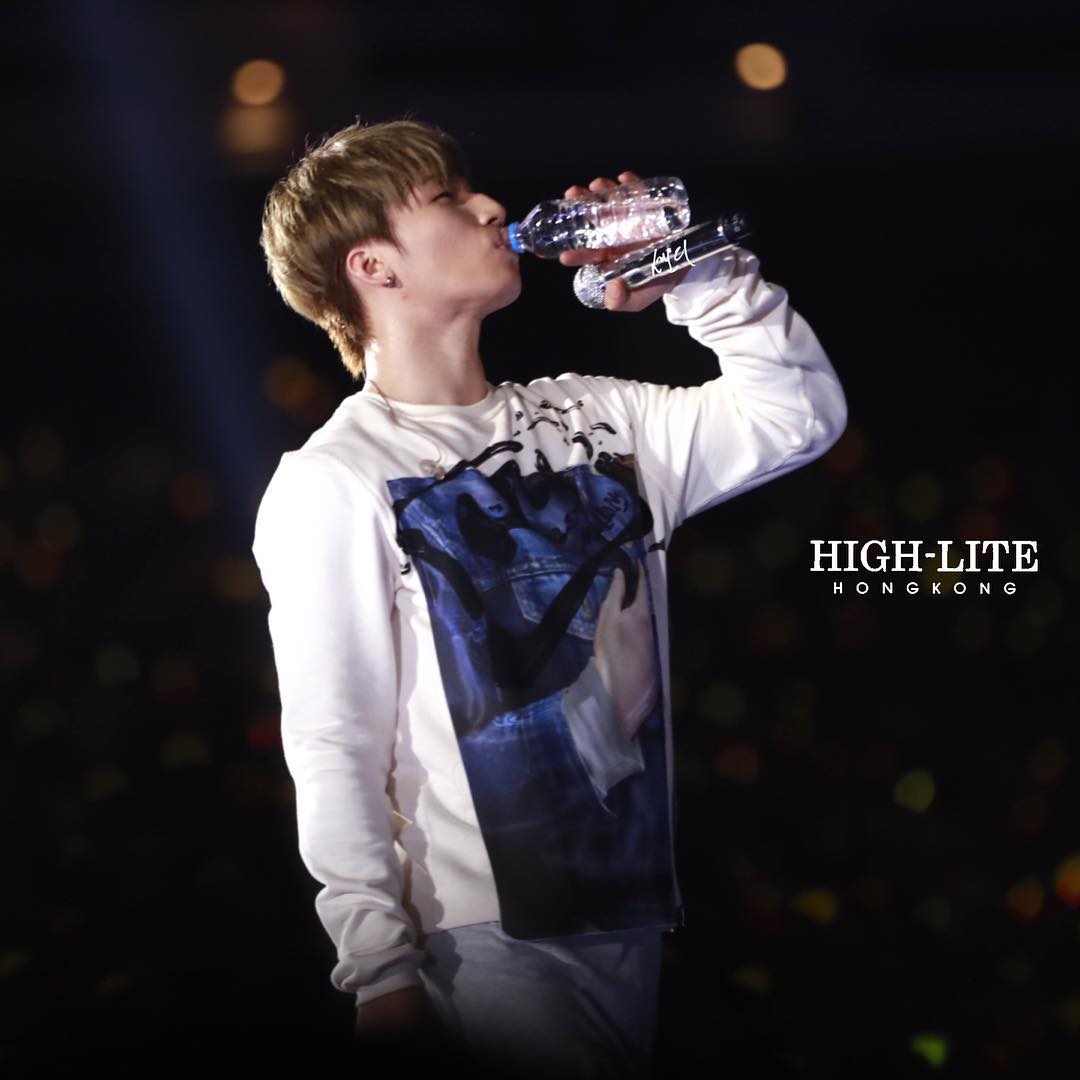 똑같이 비슷한 자세로 물마시는건데 분위기가 다른 이유가 몰까 | 인스티즈