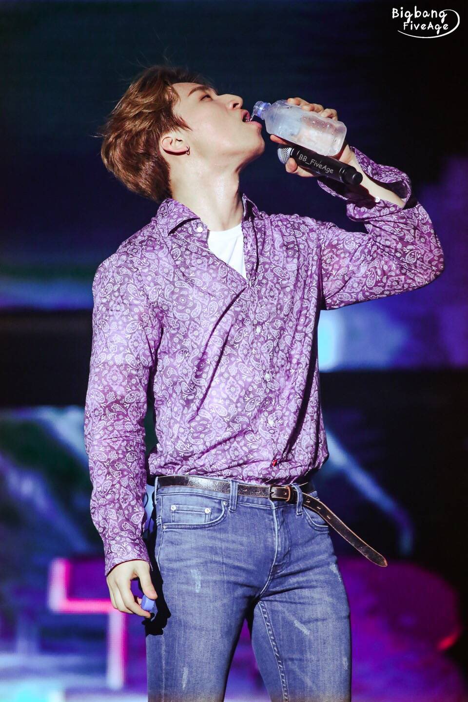 똑같이 비슷한 자세로 물마시는건데 분위기가 다른 이유가 몰까 | 인스티즈