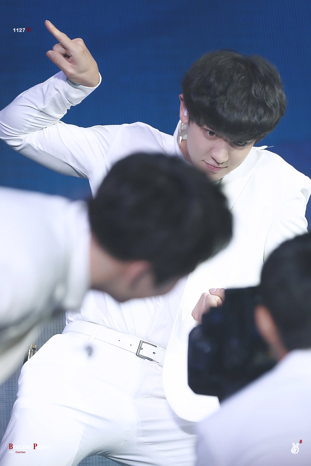 찬열이 웃을 때 옆 사람 때리는 습관 있는데 ㅋㅋㅋㅋㅋㅋㅋㅋㅋㅋ | 인스티즈