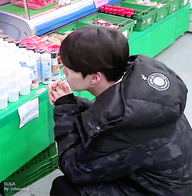 방탄 슈가 마트에서 직원분이 새우 담아주시는거 기다리는 짤 볼사람 | 인스티즈