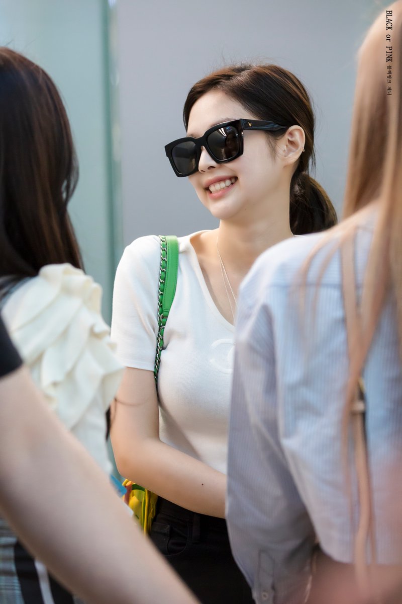 제니 오늘 그냥 진짜 깔끔하게 입었는데도 간지 쩐다 | 인스티즈