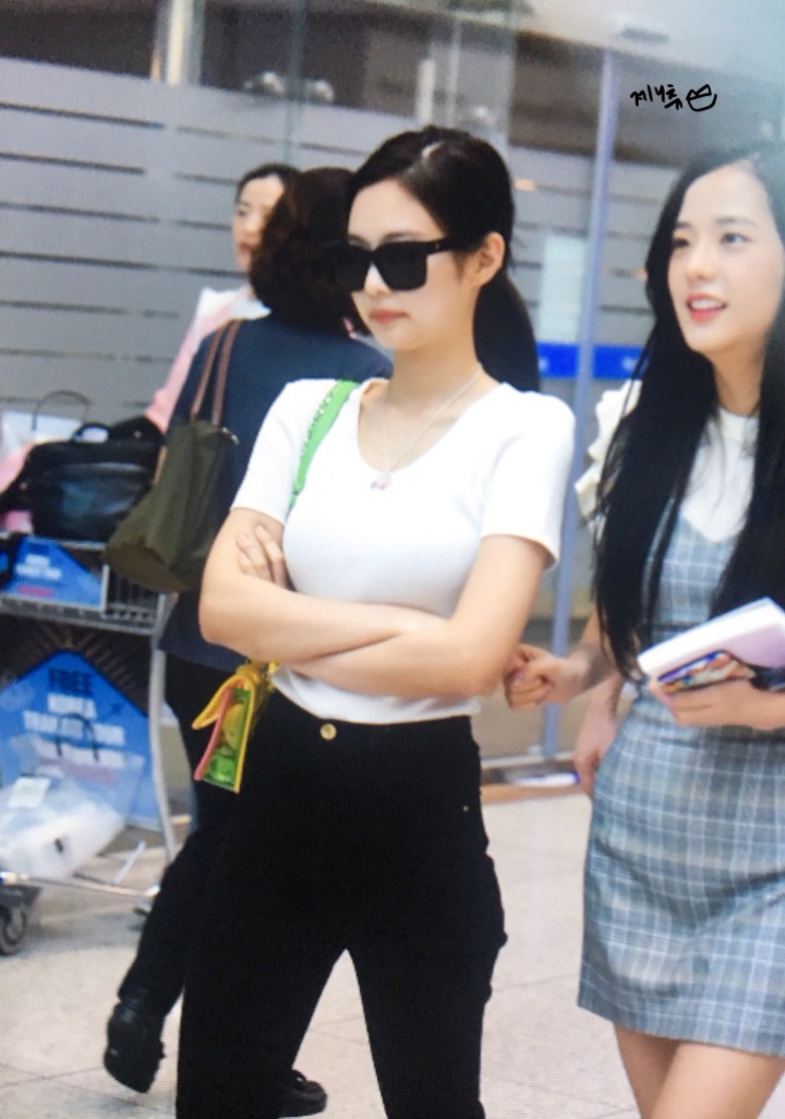 제니 오늘 그냥 진짜 깔끔하게 입었는데도 간지 쩐다 | 인스티즈