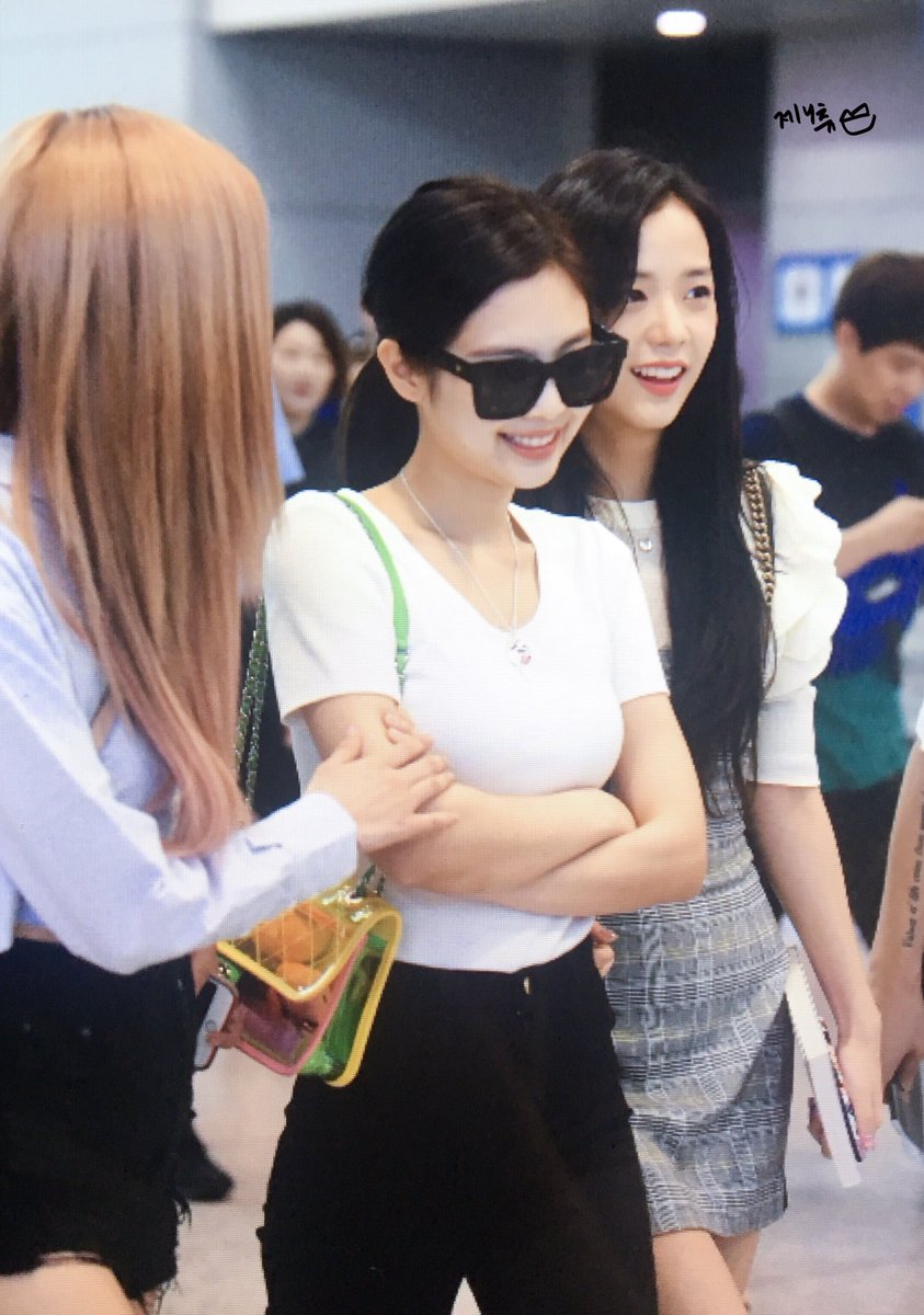 제니 오늘 그냥 진짜 깔끔하게 입었는데도 간지 쩐다 | 인스티즈