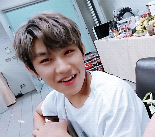 박우진 까만거 너무 예쁘게 까맣다 | 인스티즈
