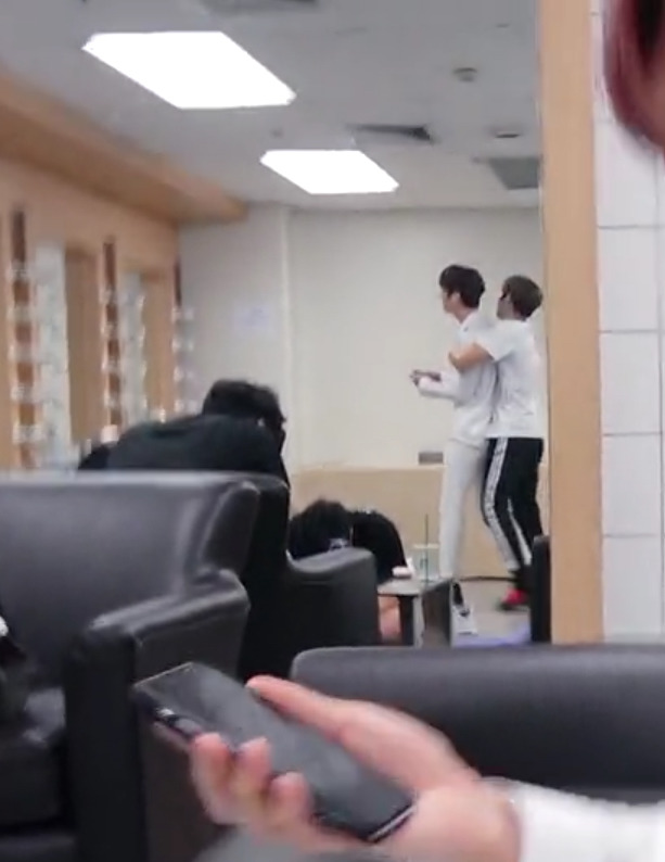 우진이 민현이 몸 너무 좋아해 ㅋㅋ | 인스티즈