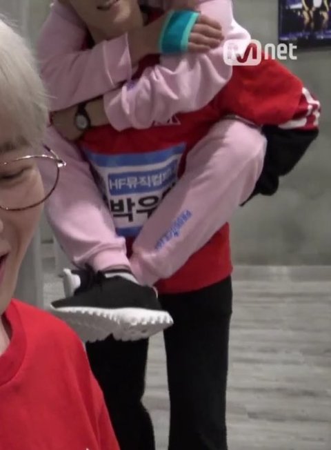 난 박지훈 프듀 때 캐해 멘붕 왔던게 우담이가 지훈이 어부바 했을 때 | 인스티즈