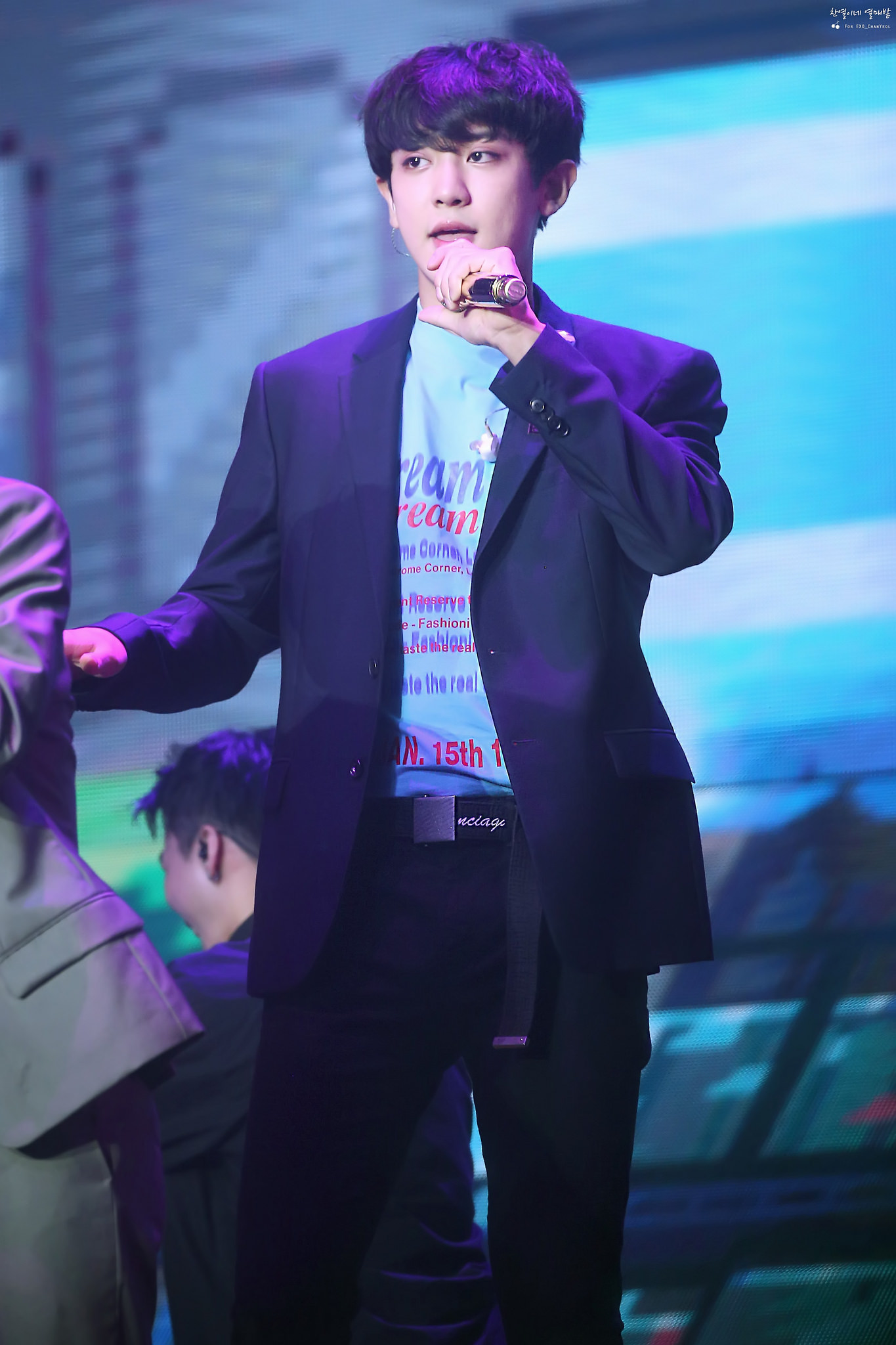 찬열이 웃을 때 옆 사람 때리는 습관 있는데 ㅋㅋㅋㅋㅋㅋㅋㅋㅋㅋ | 인스티즈