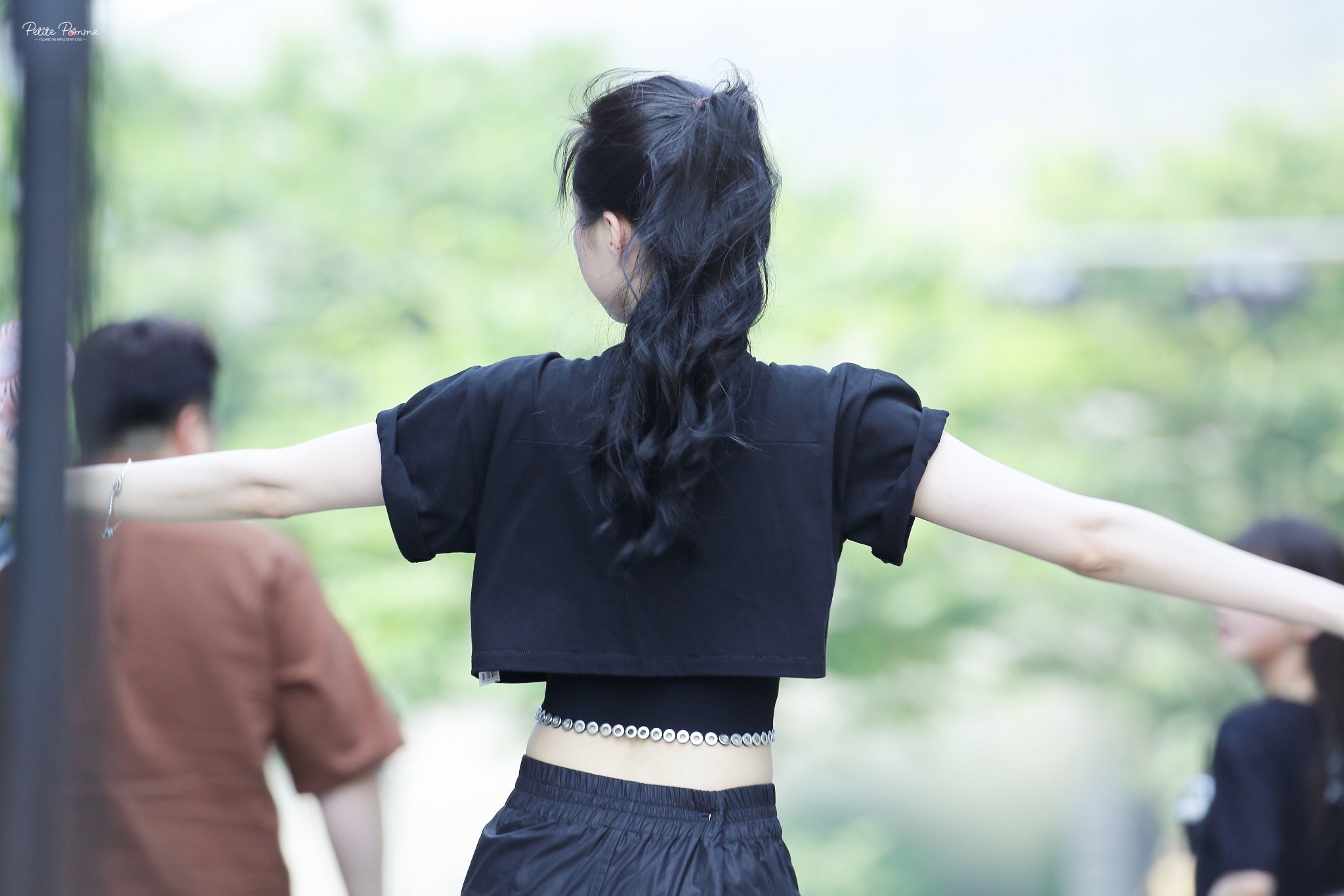 이 사진 손나은 허리에 놀라고 확대했는데 바지 허리 커서 줄인거에 두번 놀란다 ㄹㅇ | 인스티즈