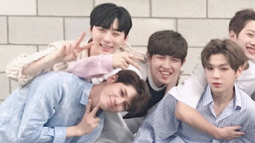 강다니엘 김재환은 과 동기 황민현 옹성우는 과 선배 | 인스티즈