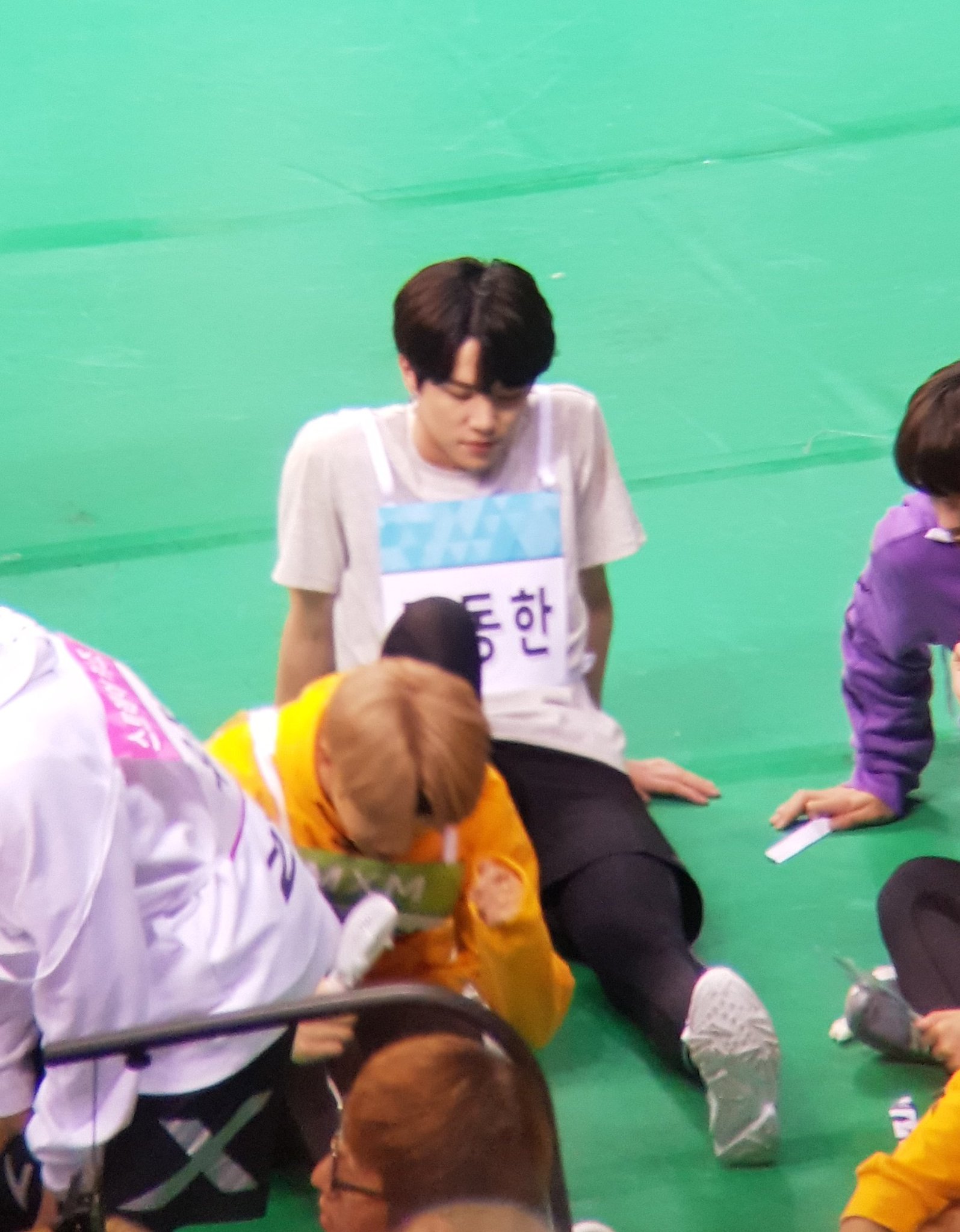 동한이 배고파서 화면 잡히는데도 고개숙이고 있대ㅋㅋㅋㅋㅋㅋㅋㄱ | 인스티즈