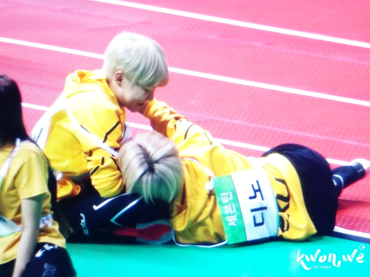 오늘자 세븐틴의 마약방석 | 인스티즈