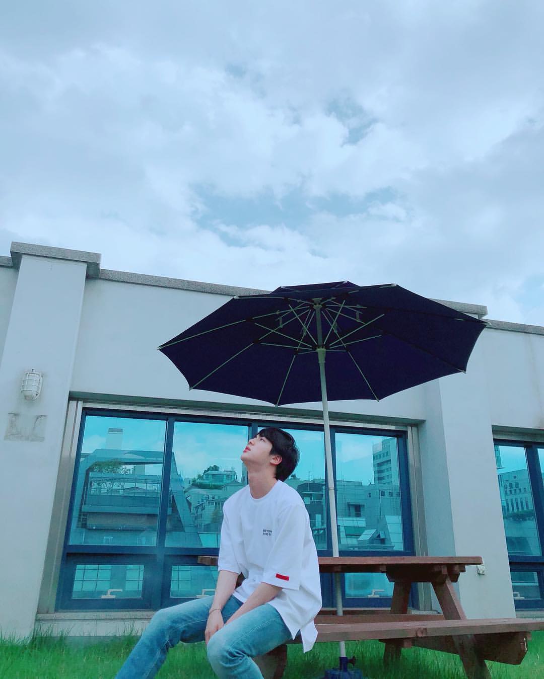 방탄 진은 고개들어 하늘 보면 안 될 거 같아 | 인스티즈