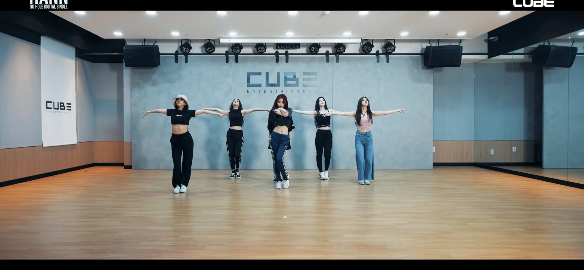 아이들 안무영상 보는데 슈화 진짜 하얗다 | 인스티즈