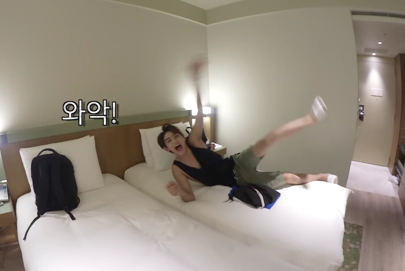 부스럭 소리에 놀라서 깬 루카스를 보고 놀란 런쥔 jpg | 인스티즈