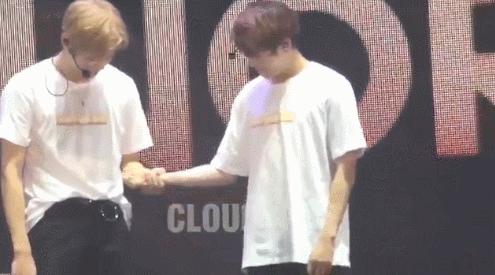 오늘자 갑자기 전기놀이에 빠진 강다니엘 | 인스티즈