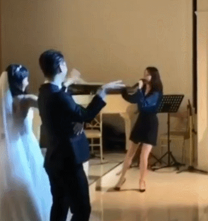 Милое видео выступления Айю на свадьбе своих танцоров стало вирусным