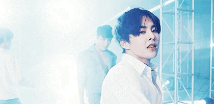 너희가 7개월간 속세를 떠나 살아야 하는데 다음의 시우민 짤 중 두개만은 매일 아침 저녁으로 보게해줌 그럼 너희 뭐 고를래 | 인스티즈