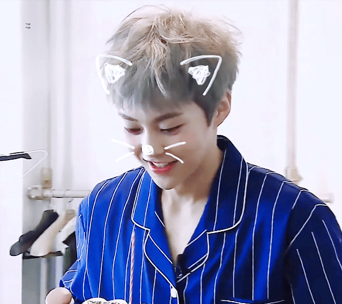 너희가 7개월간 속세를 떠나 살아야 하는데 다음의 시우민 짤 중 두개만은 매일 아침 저녁으로 보게해줌 그럼 너희 뭐 고를래 | 인스티즈