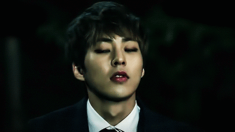 너희가 7개월간 속세를 떠나 살아야 하는데 다음의 시우민 짤 중 두개만은 매일 아침 저녁으로 보게해줌 그럼 너희 뭐 고를래 | 인스티즈