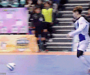 너희가 7개월간 속세를 떠나 살아야 하는데 다음의 시우민 짤 중 두개만은 매일 아침 저녁으로 보게해줌 그럼 너희 뭐 고를래 | 인스티즈