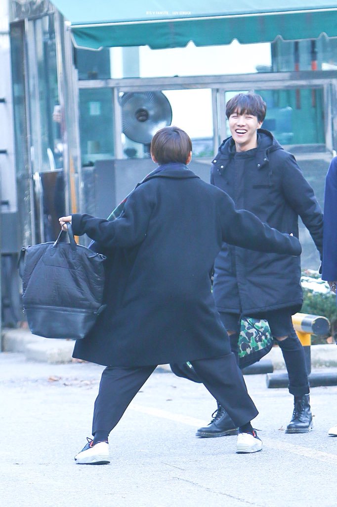 나는 우울할때마다 방탄 뷔 두개의 패션자아 짤을 봐.... | 인스티즈