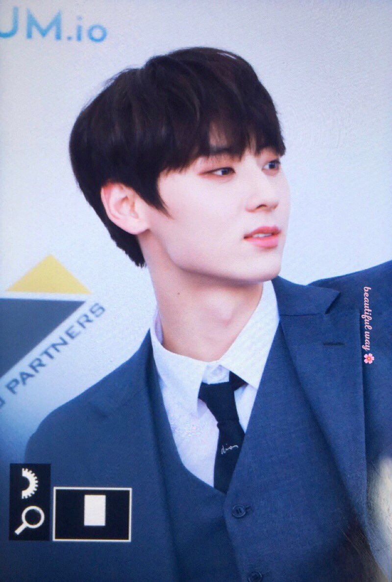 서울 인수하러 오신 황민현 이사 님 비주얼 금메달 드립니다... 그냥 가져가세요... | 인스티즈