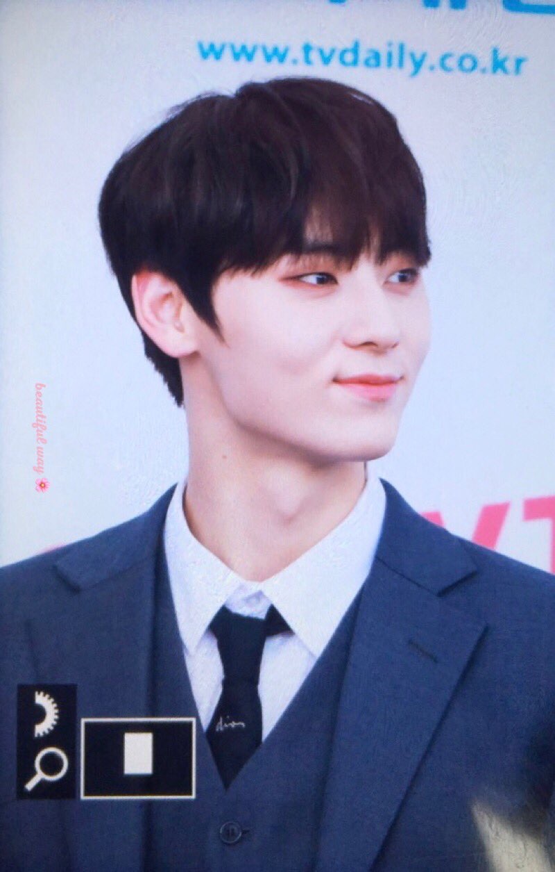 서울 인수하러 오신 황민현 이사 님 비주얼 금메달 드립니다... 그냥 가져가세요... | 인스티즈