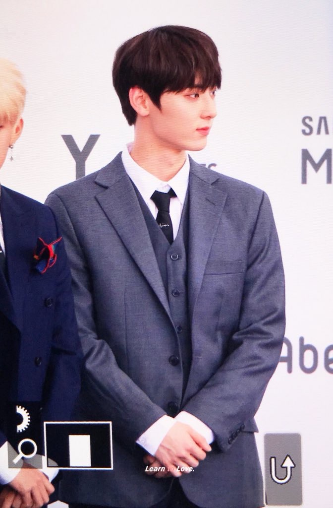 서울 인수하러 오신 황민현 이사 님 비주얼 금메달 드립니다... 그냥 가져가세요... | 인스티즈