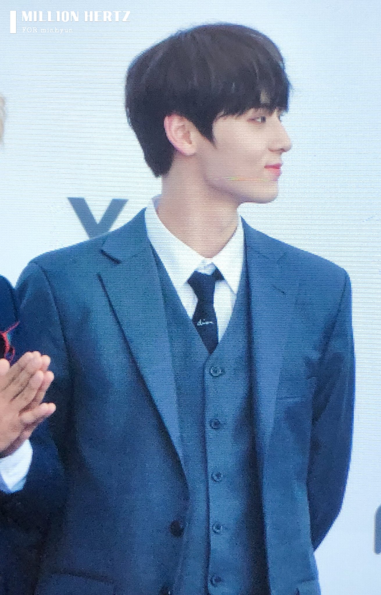 서울 인수하러 오신 황민현 이사 님 비주얼 금메달 드립니다... 그냥 가져가세요... | 인스티즈