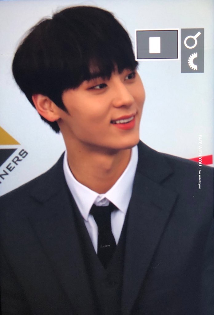 서울 인수하러 오신 황민현 이사 님 비주얼 금메달 드립니다... 그냥 가져가세요... | 인스티즈