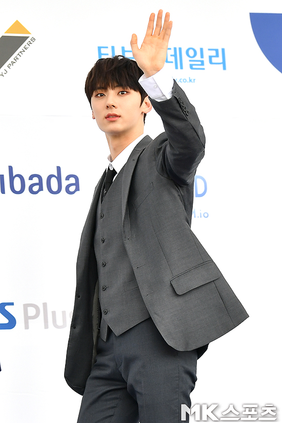 서울 인수하러 오신 황민현 이사 님 비주얼 금메달 드립니다... 그냥 가져가세요... | 인스티즈