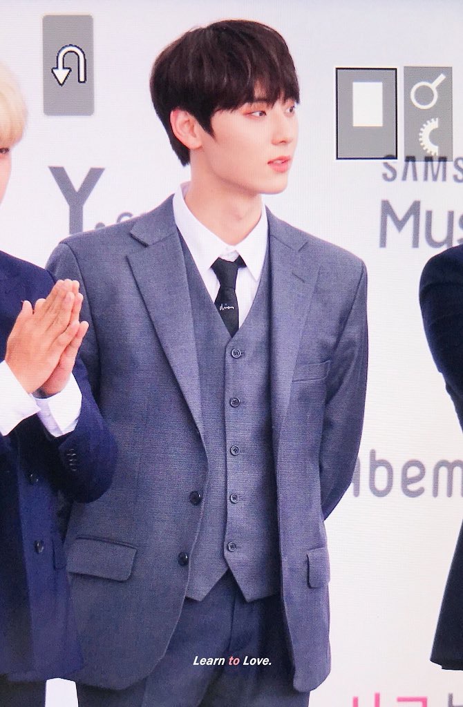 서울 인수하러 오신 황민현 이사 님 비주얼 금메달 드립니다... 그냥 가져가세요... | 인스티즈