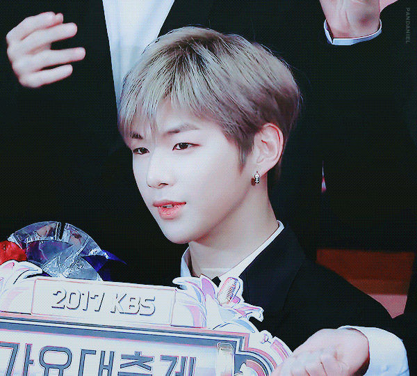 작년 이 시상식 강다니엘 진심 부잣집댕댕이었음 ㅋㅋ | 인스티즈