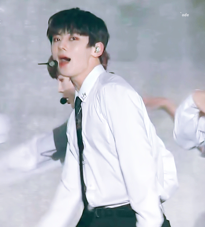 서울 인수하러 오신 황민현 이사 님 비주얼 금메달 드립니다... 그냥 가져가세요... | 인스티즈