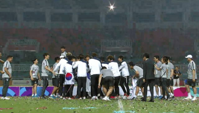 손흥민, 황의조 선수 헹가래 떴는뎈ㅋㅋㅋㅋㅋㅋㅋㅋㅋㅋㅋㅋㅋㅋㅋㅋㅋㅋㅋㅋㄱㅋㄱㅋㄱㅋㄱㅋㄱㅋㄲㅋㅋㅋㅋ | 인스티즈