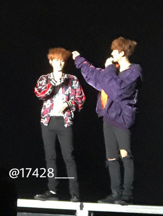 엑소 찬열 남 머리보고 이렇게 웃을때가 아닌거 같은데... | 인스티즈