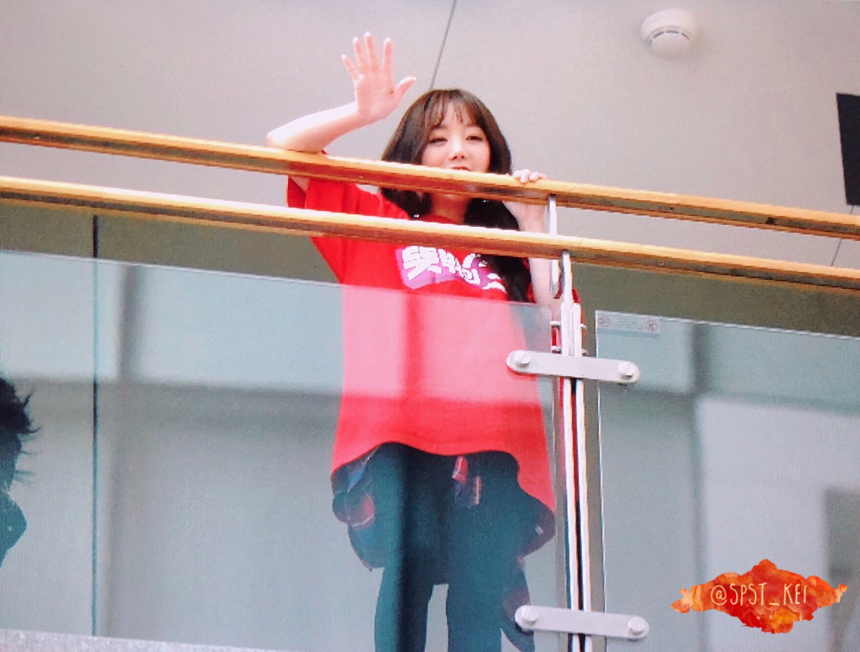 케이 인사하는데 난간이 넘 높아ㅋㅋㅋㅋㅋㅋㅋ | 인스티즈